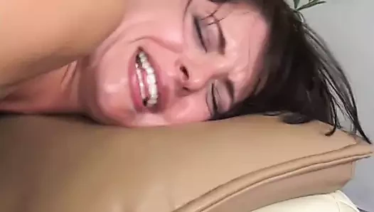 Azgın piç seviyor Başlarken ona kedi becerdin içinde çoklu pozisyonlar üzerinde the kanepe