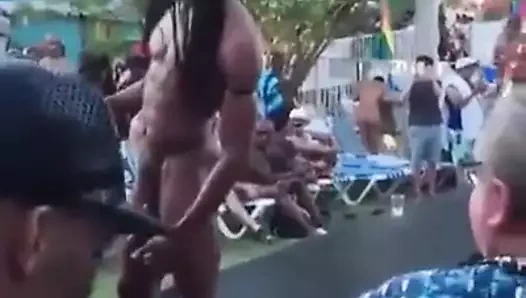Yakışıklı dreadlock yürüyüş onun dick sallanan
