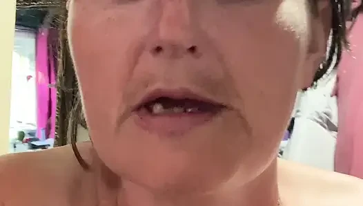 Ayakta dururken yapmaya çalışırken her yere işediğinde