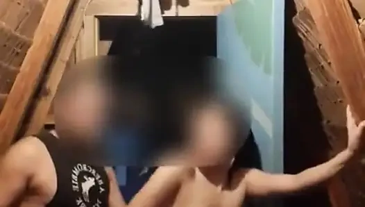 Askerler izlerken en iyi arkadaşımı canlı siktim