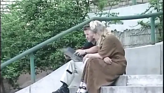 Büyük memeli sarışın kıllı amcık sikişiyor... ağzına boşalma