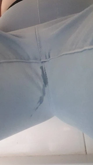 Foxxy Roxxy pissing in jeans