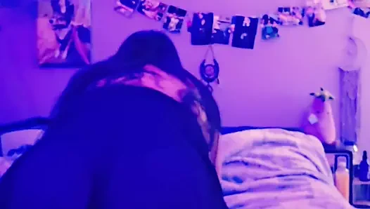 Hawaiili iri güzel kadın büyük dildoya biniyor