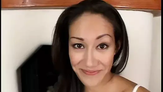 Sevimli kız amını ovduktan sonra azgın delikanlının büyük yarağını emiyor