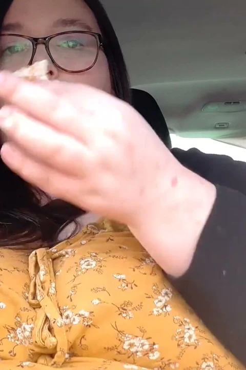İri güzel kadın kfc parmak yalıyor