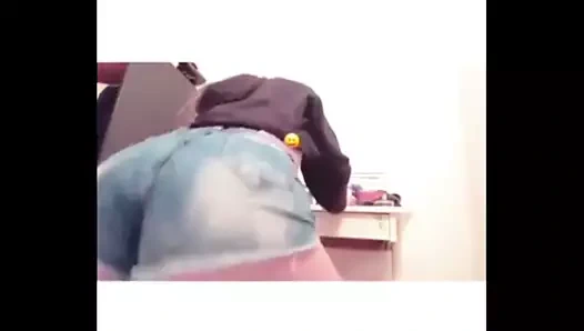 Götünü hareket ettiriyor