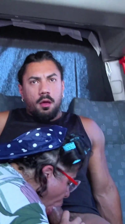 İri güzel kadın minibüsümde sert götten sikiliyor