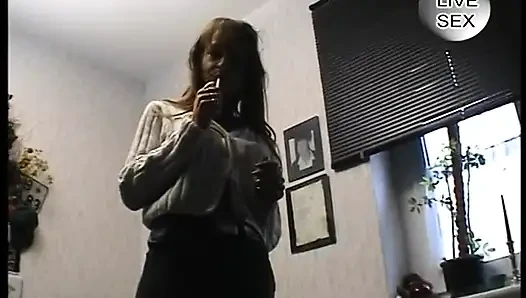 Dövmeli esmer orta yaşlı seksi kadın güzel bir sakso çekmeden önce mastürbasyon yapıyor ve işiyor