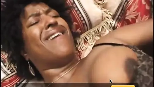 Olgun iri güzel kadın zenci cazibesi genç tombul hottietaresha'yı çift taraflı dildoyla biraz eğlenmeye davet ediyor