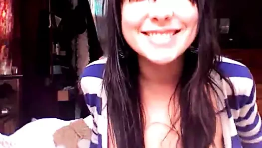 Erkek arkadaşına mesaj göğüslerini sallıyor