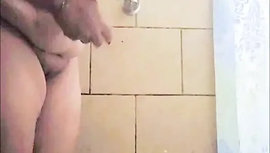 Olgun nine güzel bir duş alıyor