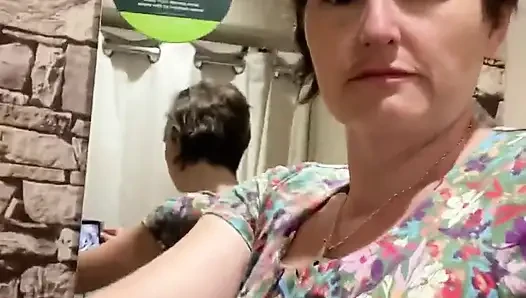 Herkesin içinde yeni elbiseler denemek için soyunuyor!