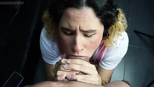 Gırtlağına kadar alma ayini çaresiz bir yüze boşalma altında bitiyor.