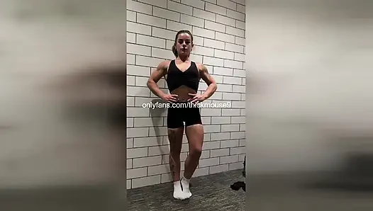 18 yaşındakinin yoğun tiktok dansı sırasında amcığı sızdırıyor - ıslak ve parlıyor!