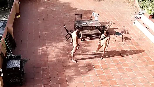 Çift dışarıda avluda oynuyor ve sikişiyor