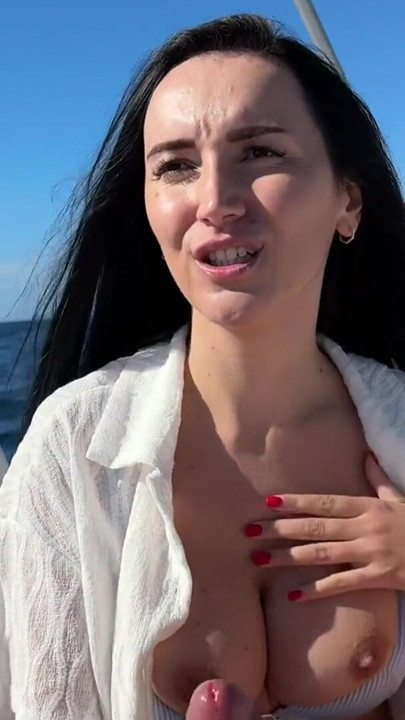 Üvey anne açık denizde teknede üvey oğlunu sikiyor | Klip 3