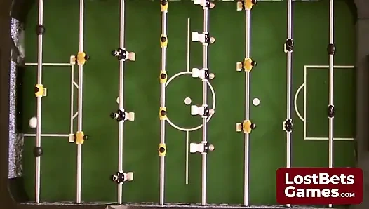 Striptizli bir langırt oyunu sonunda şaplak atma ikramı vaat ediyor
