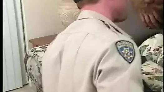 Büyük yaraklı azgın polisler sivilleri sikiyor