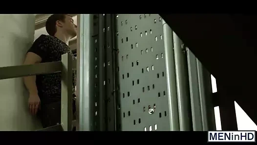 Sıcak damızlık gets onun göt kenarlı ve delinmiş