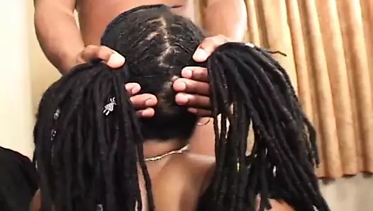 Dev memeli muhteşem zenci bebek dizlerinin üzerinde kalarak döl için yarak emiyor