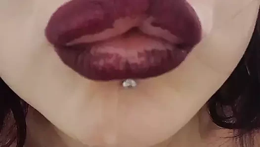 Büyük memeli orta yaşlı seksi kadın bardağa işiyor, geniş göt deliği amcığını açıyor