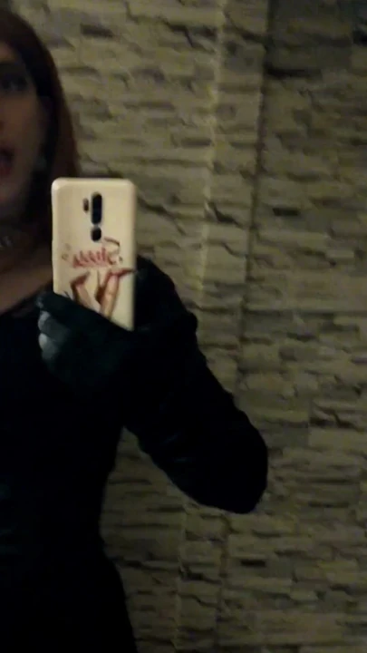 Kızıl saçlı sissy Sonechka merdivende anal kendi kendini tatmin ederken neredeyse yakalanıyordu | Bölüm 1