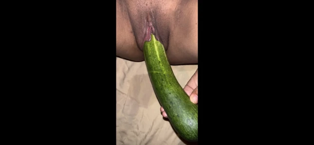 Hintli ateşli desi kız iki dildo ve büyük şişman salatalık ile mastürbasyon yapıyor.