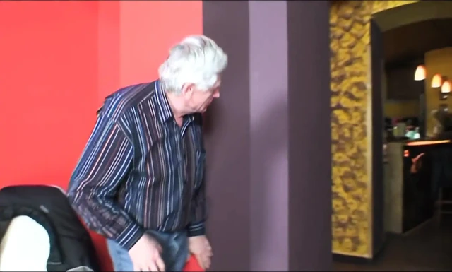 – Yaşlı adam her zaman sikişmek ister