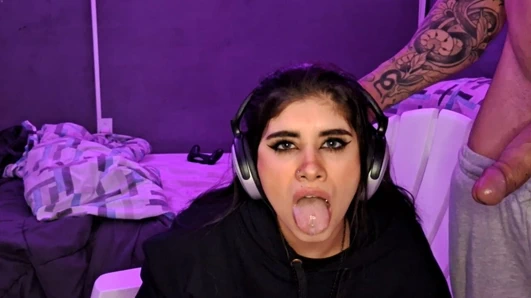 O oynayasın diye büyük yarağımı bu oyuncu kıza verdim