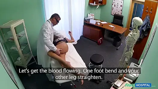 Sevimli genç sarışın kadın doktor içine boşaldıktan sonra hala başı dönüyor