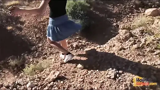 Açık çölde tatlı genç amcık