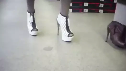 Gümüş topuklu beyaz topuklu ayakkabılar deneyin