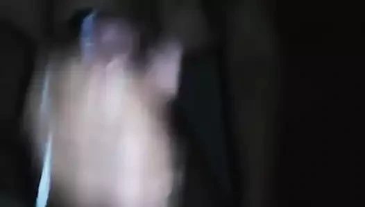 Adamını tek elle deli gibi çığlık attırıyor ve cum yapıyor