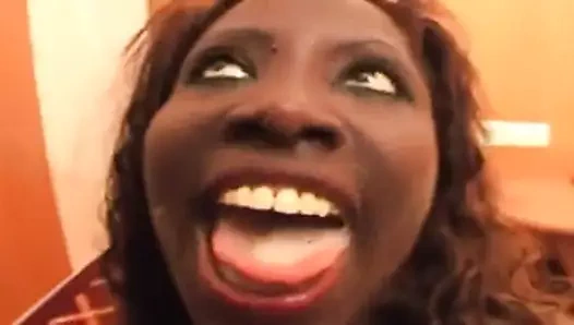 Deutsche.. Negerin saut mit Sperma rum