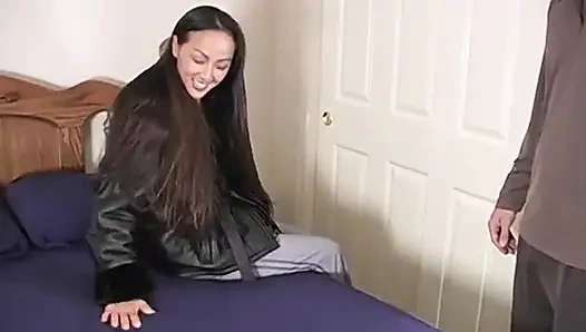 Kelana tıraşlı deliğini yalatıyor ve sikiyor