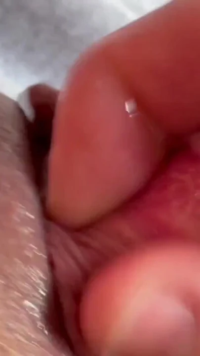 FTM erkeğin sikinin yakından mastürbasyon yapıp boşalmasının görüntüsü | Bölüm 2