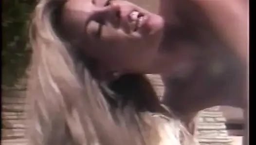 Muhteşem sarışın güzel Tabitha Stevens amını ovalarken iyi sikişiyor ve seksi konuşuyor 2 sahnede 1