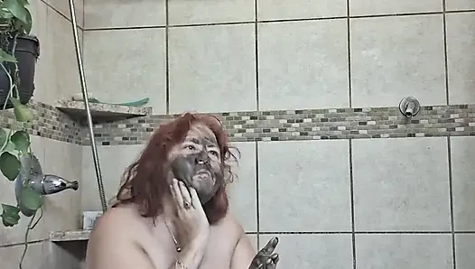 Büyük güzel hemşire Vicki duşumda çamur tedavisi yapıyor!