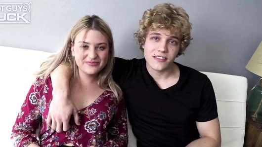 Harika bir gülümsemeye sahip süper model, sarışınla tatlı sevişiyor!