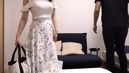 O, bir müşteriyle hemen yastık kavgasına giren gevşek bir kız, ama o bencil bir lounge kızı