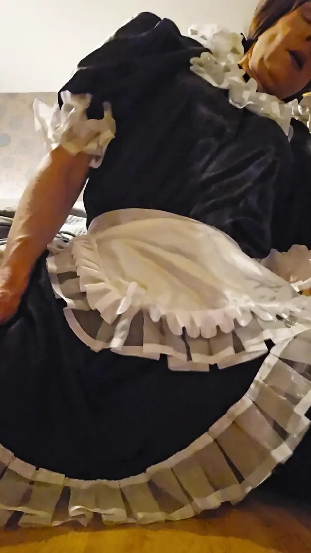 Kadın kılıklı hizmetçi dldo ile deliğini sikiyor