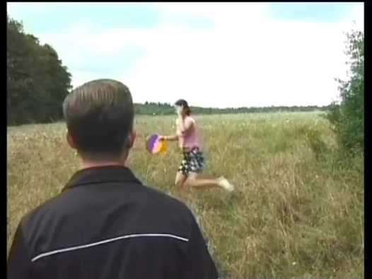 Seksi ateşli sürtük açık havada büyük bir yarağa biniyor!