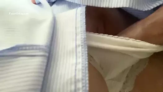 Rastgele yabancı otobüste eteğinin altında amcığını ovuyor