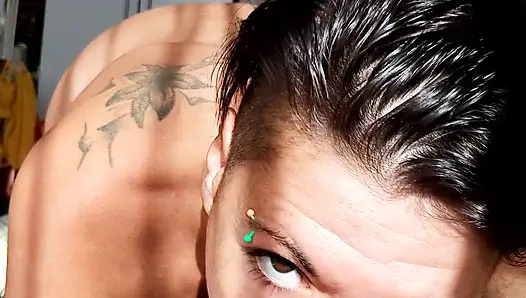 Sabah boşalmak için sakso çekiyor ve yutuyor