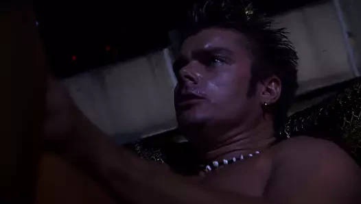 Uzun saçlı milf, doggystyle zonklamadan önce büyük bir penisten ağzına boşalmak çekiyor