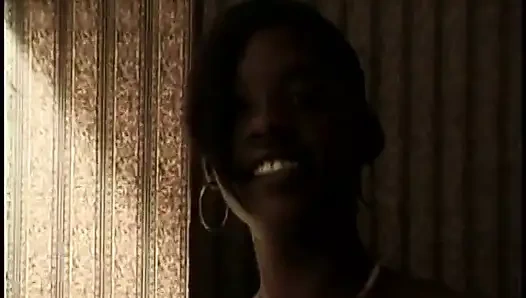 Doğal memeli Afrikalı güzellik zevkle yarak mastürbasyon yapıyor