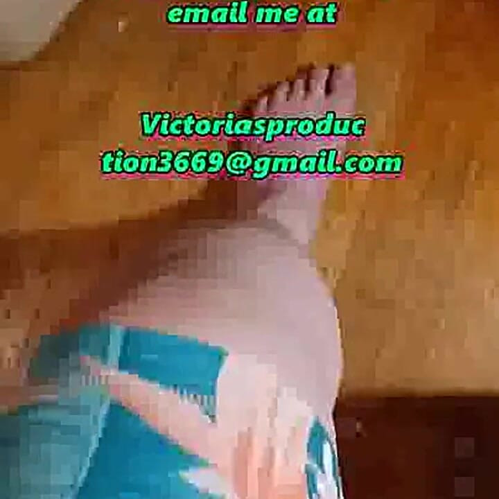 Bahçede çok çalıştıktan sonra kokmuş terli çizmelerimi kokla!
