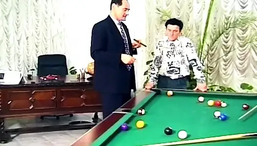 Kırmızı elbiseli esmer masa ve bilardo masasında sikiliyor