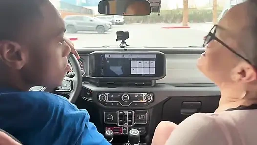 Uber sürücüsü pawg yolcusuyla şanslı