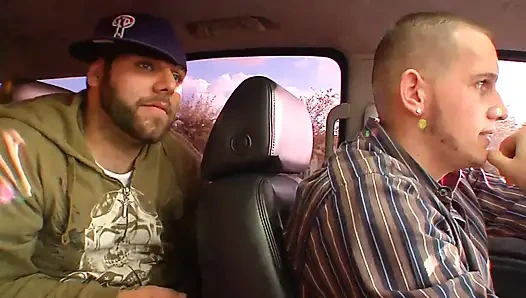 Ateşli sarışın otostopçu biniyor ve iyi sikişiyor